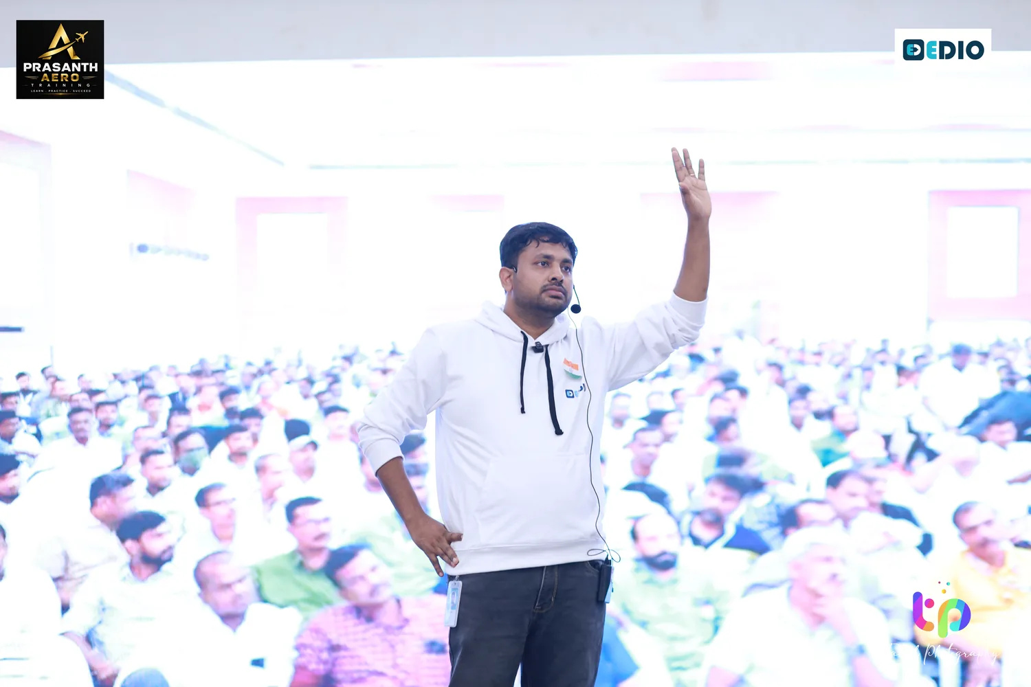 மேடையிலிருந்து மாநாட்டில் உரையாற்றும் பிரசாந்த் ஏரோ.