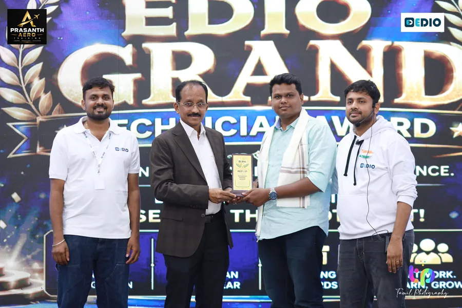சக டெக்னீஷியன்கள் முன்னிலையில் அங்கீகரிக்கப்படும் ஒரு டெக்னீஷியன்.