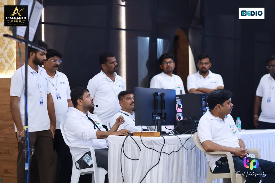 பழுதடைந்த பேனலில் நேரடி பழுதுபார்ப்பு செயல்விளக்கம், அரங்கம் முன்னிலையில்.