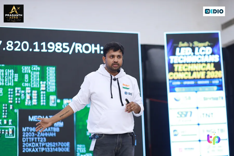 மாநாட்டு பேனருக்குக் கீழே உரை — LED, LCD டெக்னீஷியன்களுக்கான இந்தியாவின் முதல் தொழில்நுட்ப மாநாடு.