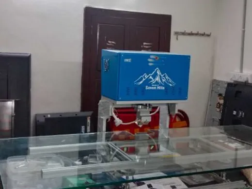 கரூர் E-DIO Television Service LAB-ல் உள்ள அல்ட்ரா-ஃபைன் டிஸ்ப்ளே பாண்டிங் இயந்திரம்